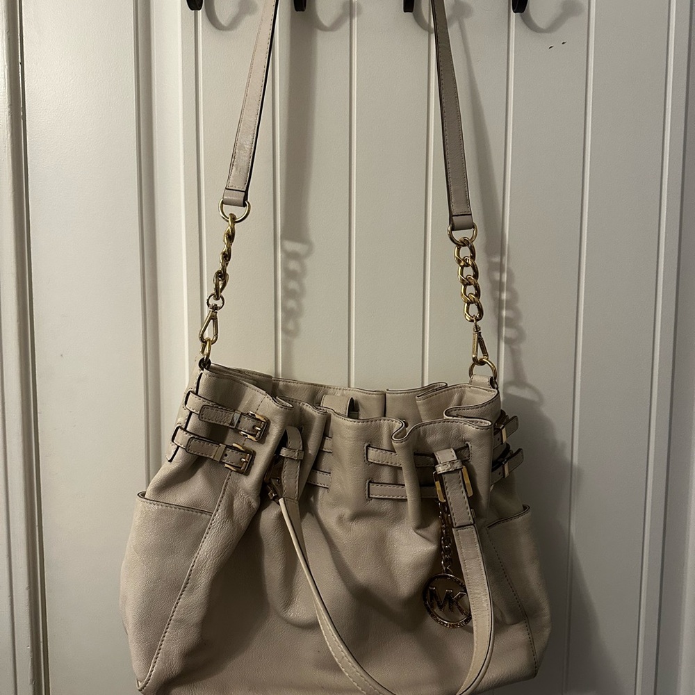 Michael Kors Cream and Gold Shoulder Bag with Elegant Design - Picture 4 of 6
